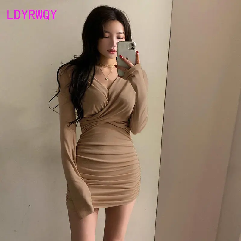 Woman's body v-neck folds cover the flesh to show thin dress, buttocks, long sleeves, tight elastic base
Woman's body v-neck folds cover the flesh to show thin dress, buttocks, long sleeves, tight elastic base