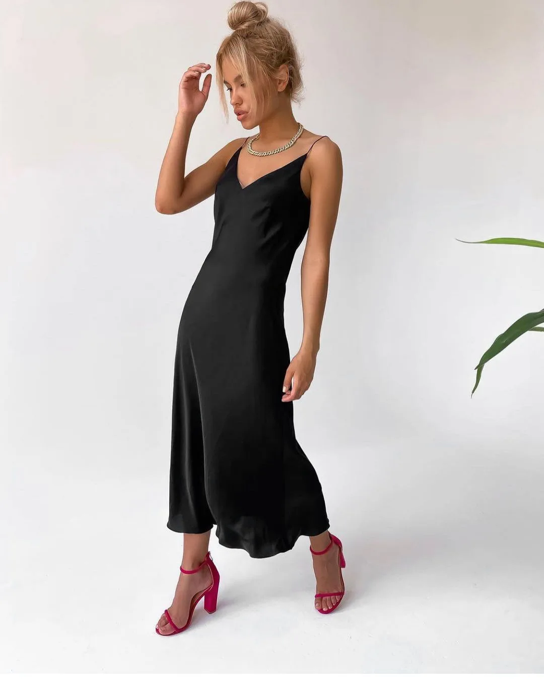 Women Lady V-Neck Pencil Dress Solid Color Backless Spaghetti Strap Bodycon Slim Slip Dress Summer Beach Sundress
Women Lady V-Neck Pencil Dress Solid Color Backless Spaghetti Strap Bodycon Slim Slip Dress Summer Beach Sundress