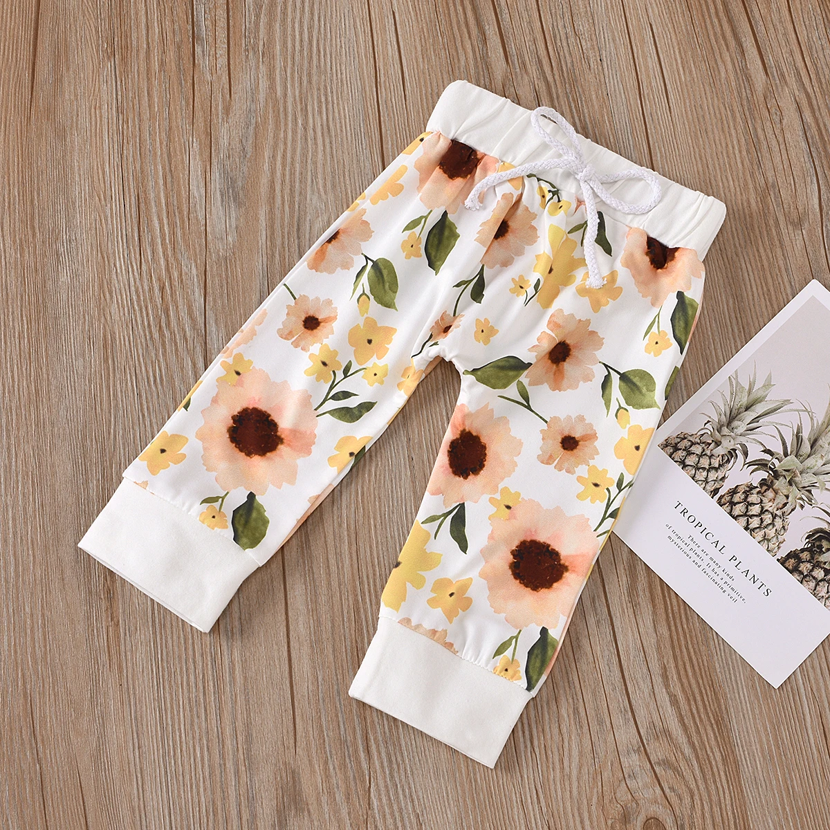 Newborn Baby Girls 4-piece Outfit Set Letter Print Top+Floral Print Pants+Hat+Headband Set
Newborn Baby Girls 4-piece Outfit Set Letter Print Top+Floral Print Pants+Hat+Headband Set