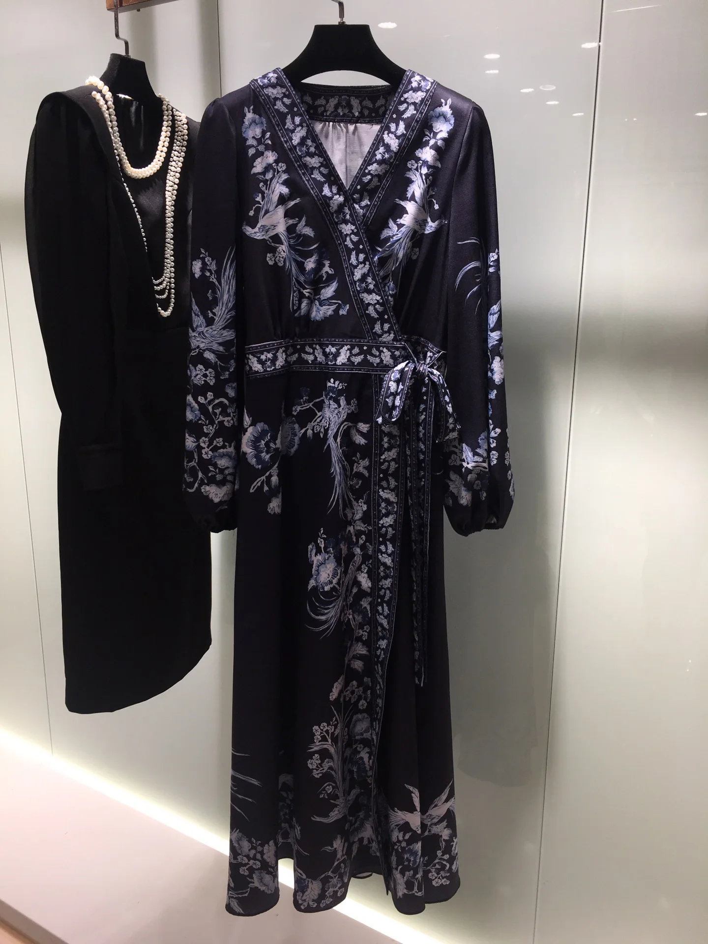 2021 new women fashion long-sleeved V-neck vintage print wrap-around irregular ruffled lace-up dress 0813
2021 new women fashion long-sleeved V-neck vintage print wrap-around irregular ruffled lace-up dress 0813