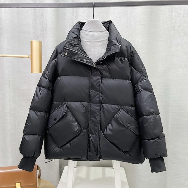 Winter Women Casual Loose Light Feather Coat Lady Pocket Design Solid Color Warm Outwear 90% White Duck Down Short Jacket
Winter Women Casual Loose Light Feather Coat Lady Pocket Design Solid Color Warm Outwear 90% White Duck Down Short Jacket