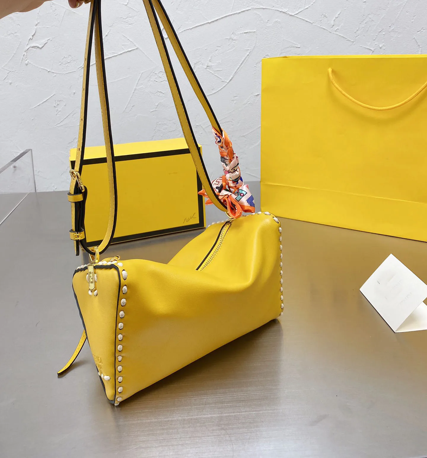 2021 Women's Triangle Bag Send Ribbon Underarm Bag Up Crossbody Leather Slouchy Street Style Black Brown Yellow Gift Box Package
2021 Women's Triangle Bag Send Ribbon Underarm Bag Up Crossbody Leather Slouchy Street Style Black Brown Yellow Gift Box Package