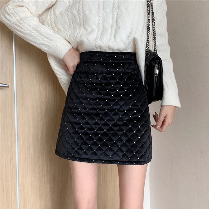 Весенняя черная трапециевидная Женская юбка EasyGarment с завышенной талией и блестками, новинка 2021, тонкая стеганая Бархатная мини-юбка
Весенняя черная трапециевидная Женская юбка EasyGarment с завышенной талией и блестками, новинка 2021, тонкая стеганая Бархатная мини-юбка