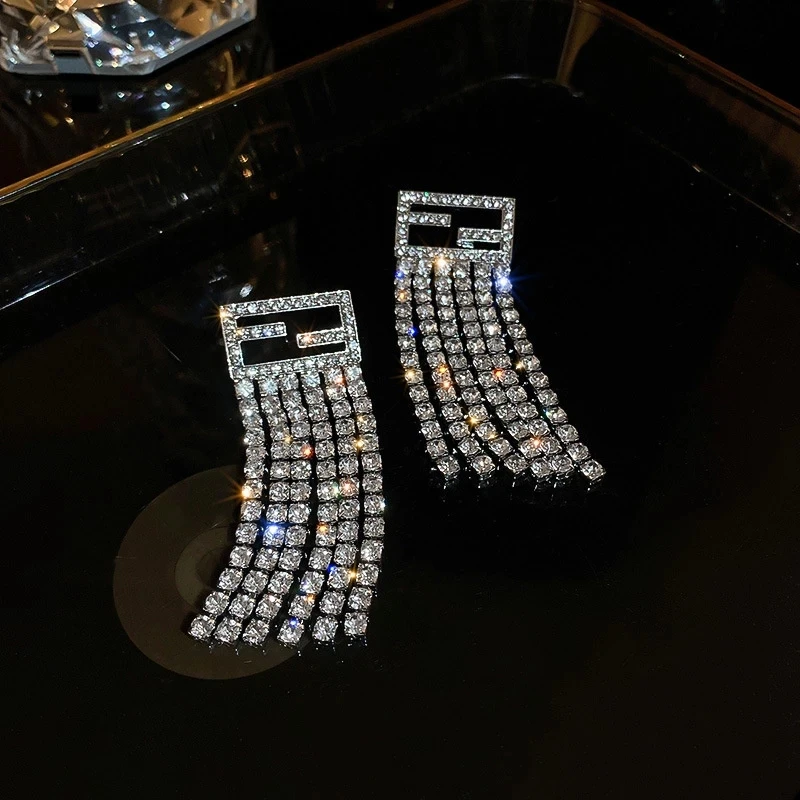 ZHUO YRhinestone Long Tassel Full Rhinestone Drop Earrings Hollow Geometric Dangle Earrings Ladies Fashion Jewelry Accessories
ZHUO YRhinestone Long Tassel Full Rhinestone Drop Earrings Hollow Geometric Dangle Earrings Ladies Fashion Jewelry Accessories