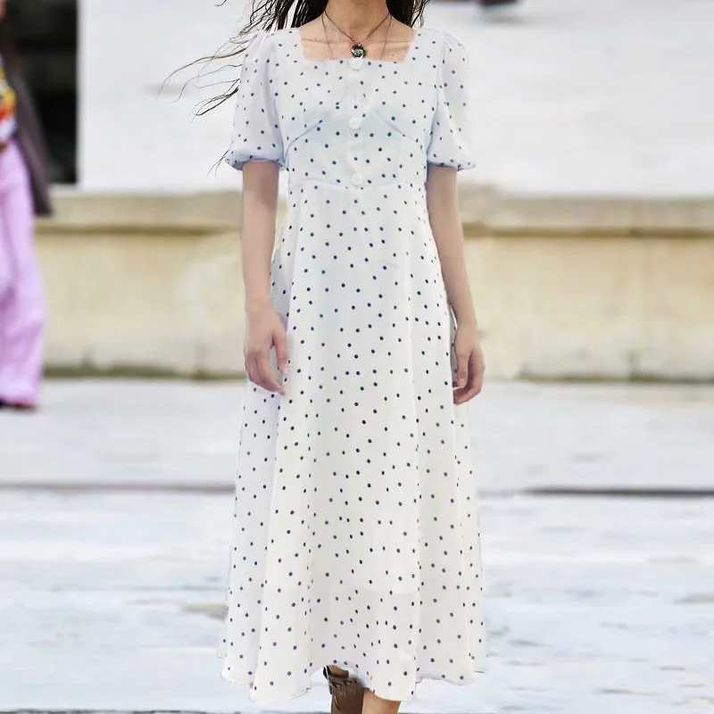 Женское приталенное платье в горошек, подиумное платье средней длины с коротким рукавом и принтом, лето 2021
Женское приталенное платье в горошек, подиумное платье средней длины с коротким рукавом и принтом, лето 2021
