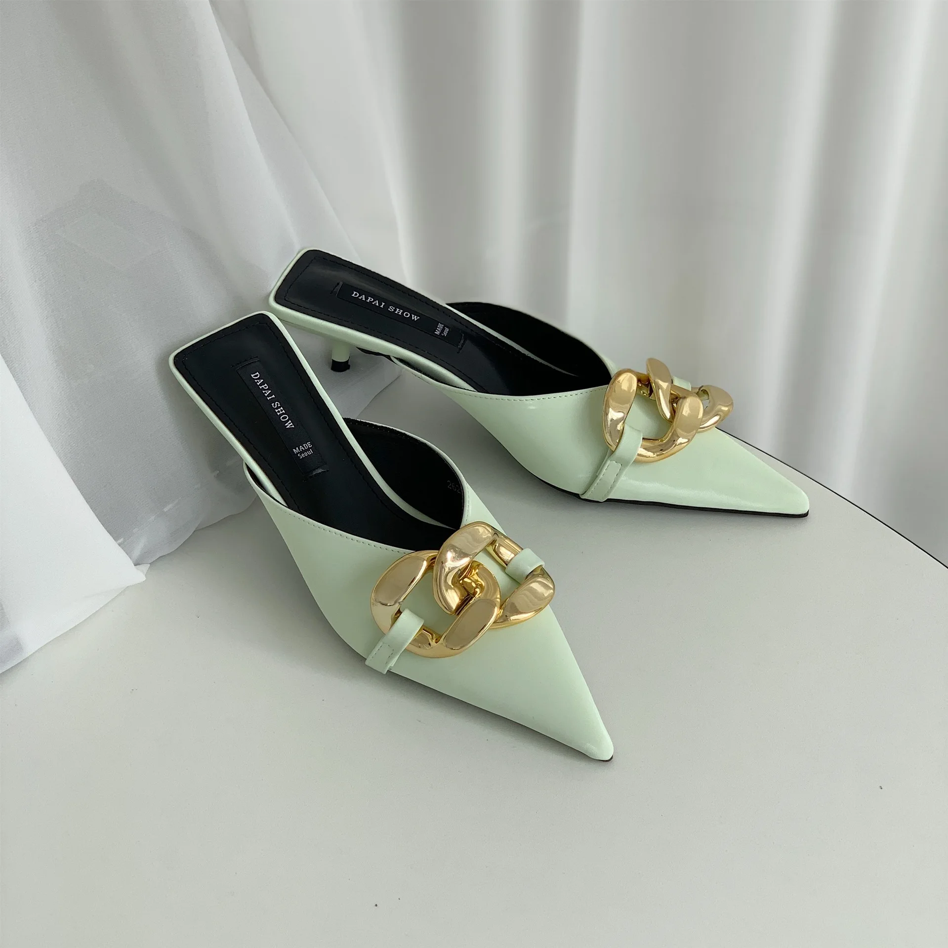 Rivet Female Shoes Womens Slippers Outdoor Pointed Toe Slides Low Heeled Mules 2021 High Summer Thin Metal Decoration Rubber
Rivet Female Shoes Womens Slippers Outdoor Pointed Toe Slides Low Heeled Mules 2021 High Summer Thin Metal Decoration Rubber