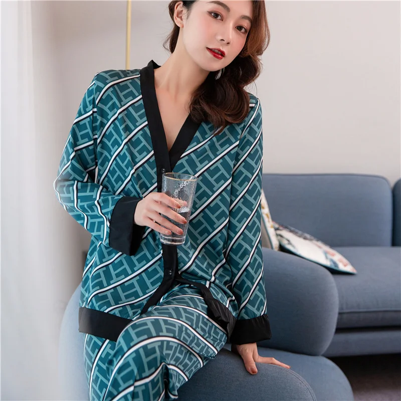 Spring and Autumn New Fashion Ice Silk Home Clothes Long Sleeve Trousers Pajamas Two-piece Suit Pyjamaswomen Sleepwear Set
Spring and Autumn New Fashion Ice Silk Home Clothes Long Sleeve Trousers Pajamas Two-piece Suit Pyjamaswomen Sleepwear Set