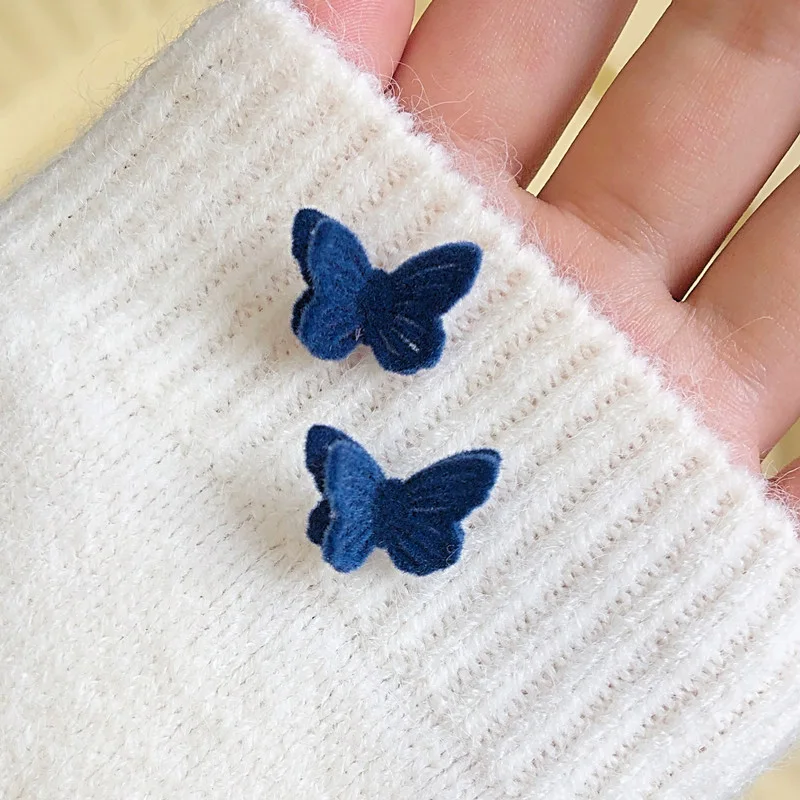 Winter Women Butterfly Stud Earrings Velvet Red Color Elegant Ear Decoration 2022 New Korean Girls Earrings boucle oreille femme
Winter Women Butterfly Stud Earrings Velvet Red Color Elegant Ear Decoration 2022 New Korean Girls Earrings boucle oreille femme
