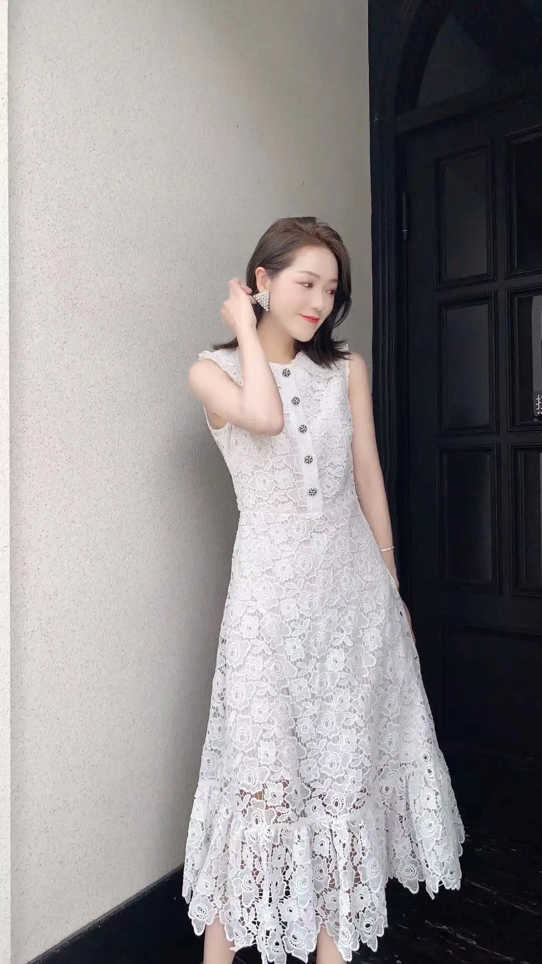 New 2021 Fashion Runway Summer Dress Women's Sleeveless Lace Floral Embroidery Elegant Mini White Dresses
New 2021 Fashion Runway Summer Dress Women's Sleeveless Lace Floral Embroidery Elegant Mini White Dresses