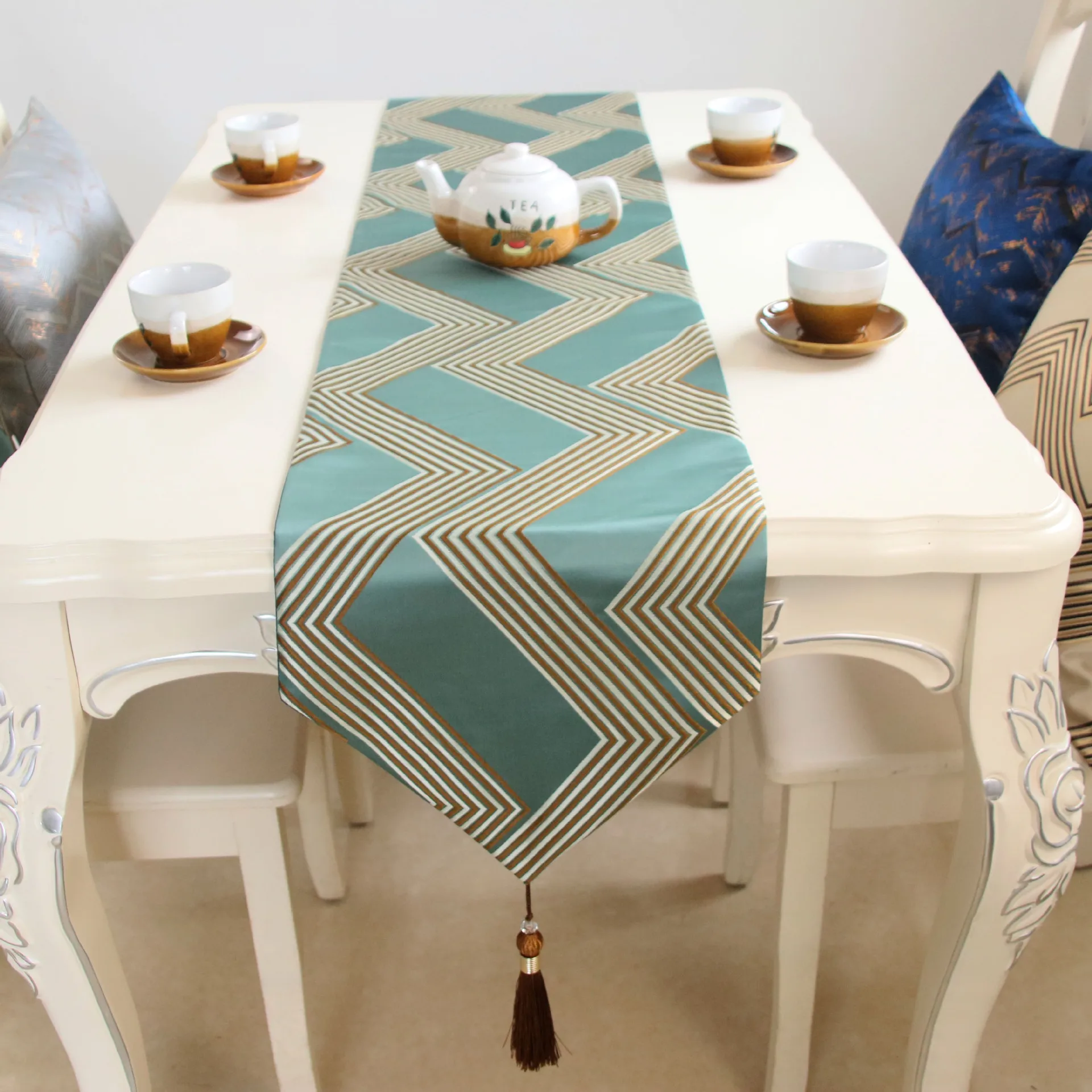 New European-style classical high-precision wave pattern jacquard wild table runner TV cabinet coffee table flag
New European-style classical high-precision wave pattern jacquard wild table runner TV cabinet coffee table flag