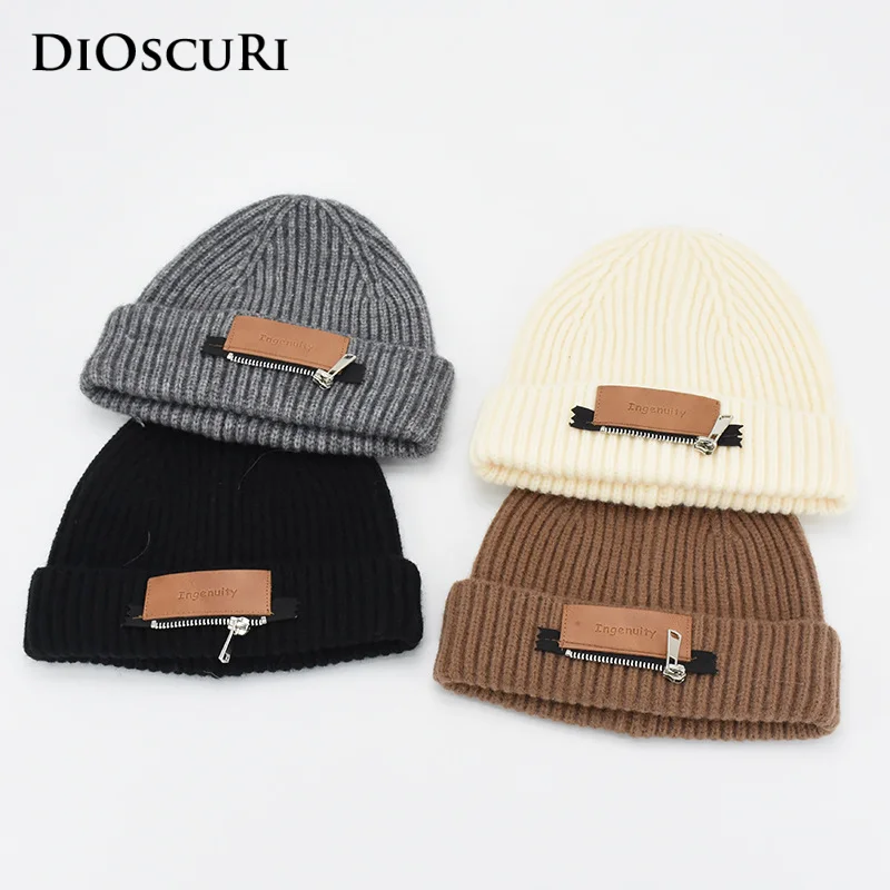2021 New Winter Korean College Couple Knitted Hat Zipper Decoration Warm Men and Women Skullies Beanie Ski HatHigh Quality Hat
2021 New Winter Korean College Couple Knitted Hat Zipper Decoration Warm Men and Women Skullies Beanie Ski HatHigh Quality Hat