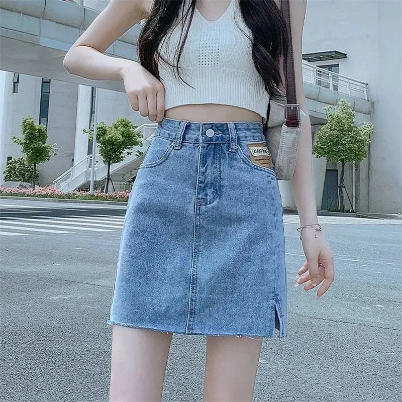 Женская юбка-карандаш с завышенной талией и разрезом сбоку
Женская юбка-карандаш с завышенной талией и разрезом сбоку