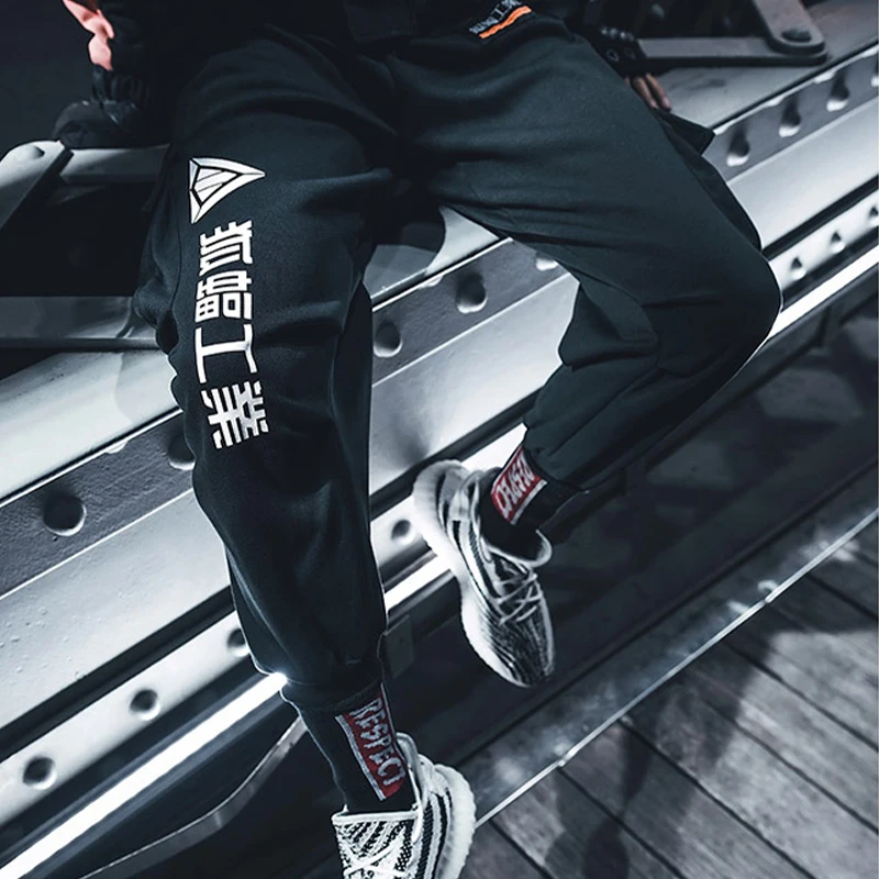 Techwear Letter Print Japan Style Hip Hop Joggers Men Women Harem Cargo Pants Side Pockets Sweatpants Streetwear Casual Male
Techwear Letter Print Japan Style Hip Hop Joggers Men Women Harem Cargo Pants Side Pockets Sweatpants Streetwear Casual Male