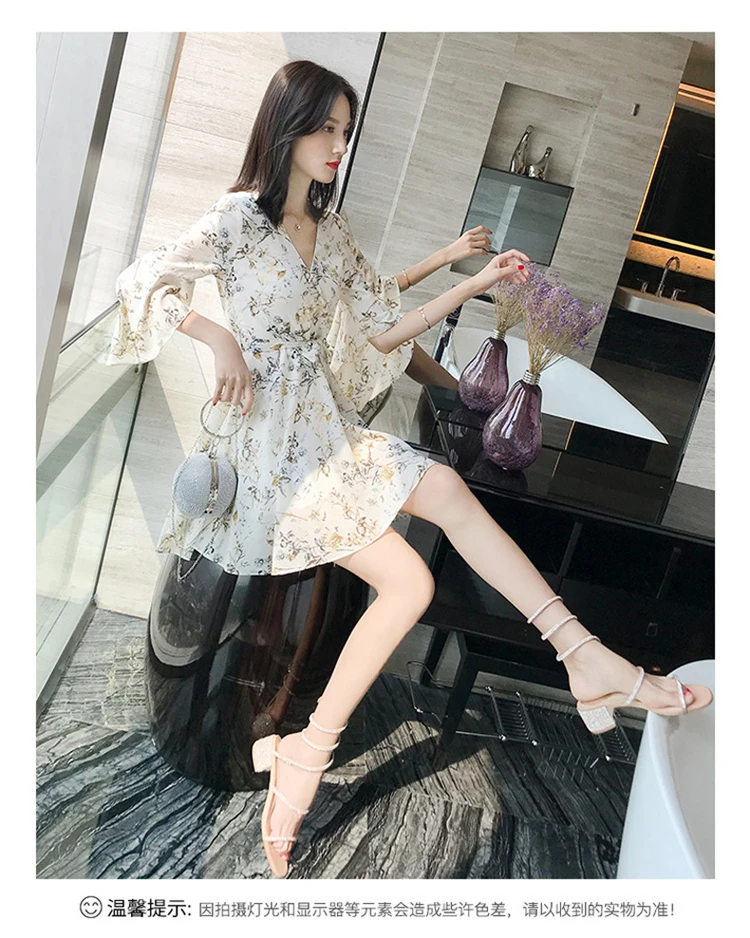 Summer new French niche V-neck Floral Chiffon dress women's small slim A-line skirt skirt qxt
Summer new French niche V-neck Floral Chiffon dress women's small slim A-line skirt skirt qxt