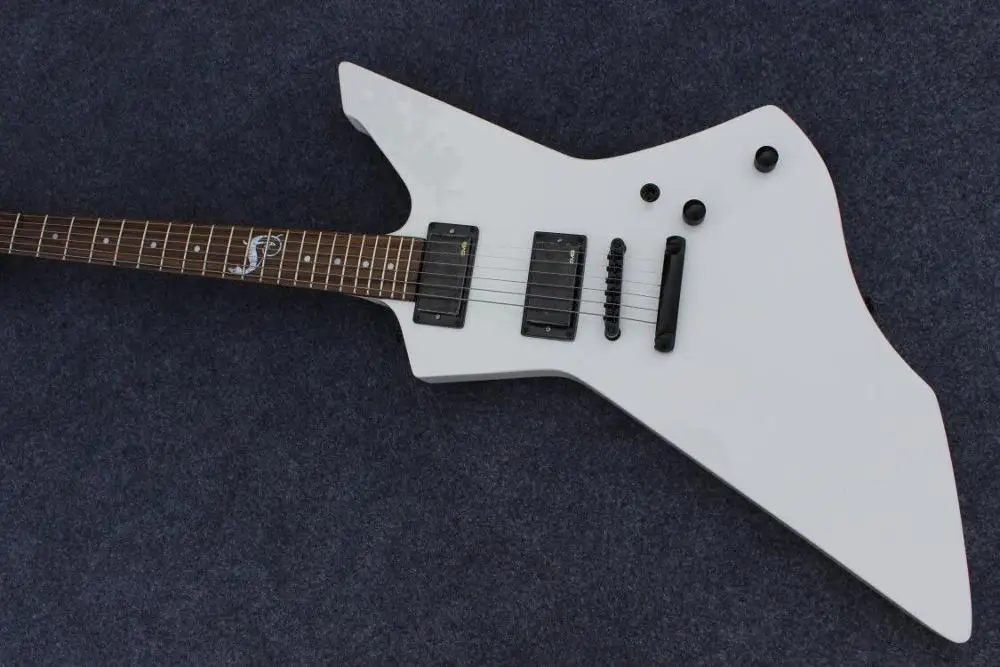 New Style electric guitar.high quality pickups.white color 6 stings guitarra.rosewood fingerboard.real photos.
New Style electric guitar.high quality pickups.white color 6 stings guitarra.rosewood fingerboard.real photos.
