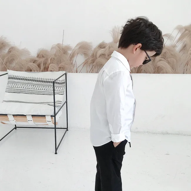 Boy's white long-sleeved shirt
Boy's white long-sleeved shirt