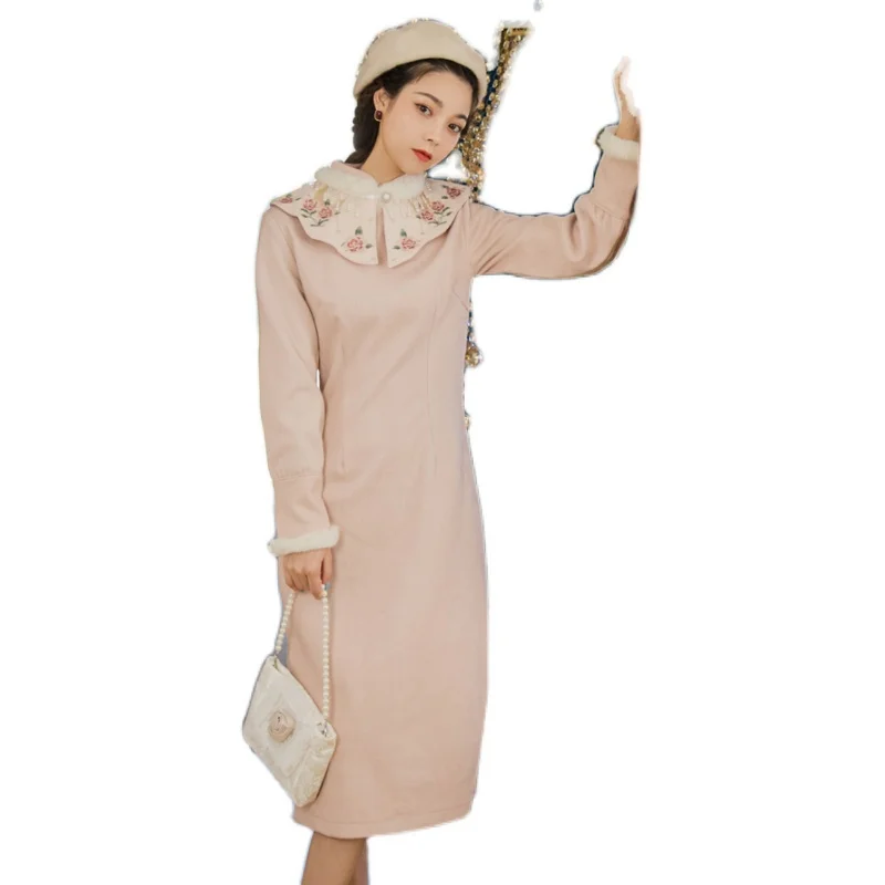 Leaves make the cheongsam embroidered hanging bead thick cloth marked price 
Leaves make the cheongsam embroidered hanging bead thick cloth marked price