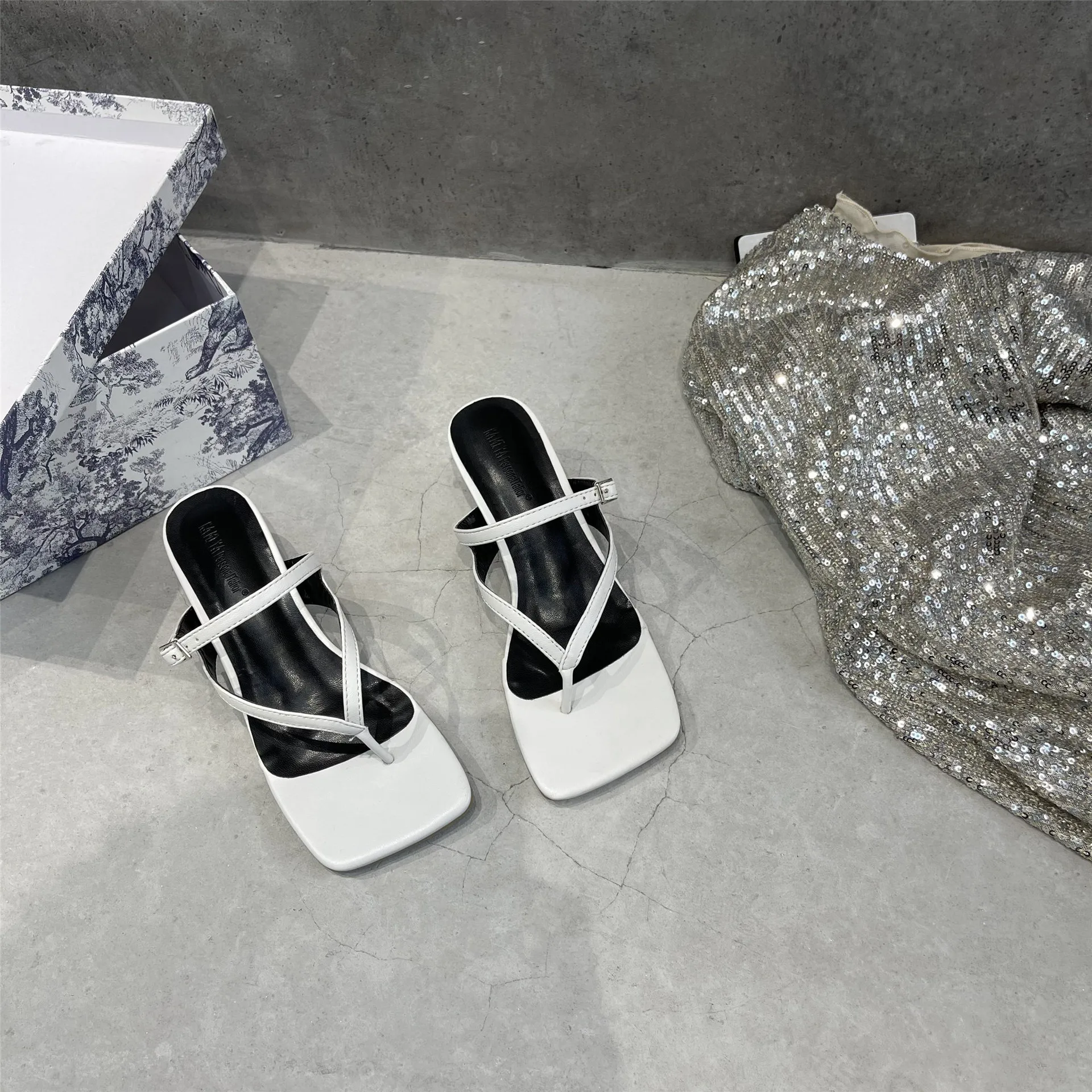 Cross-Tied Slippers Women Summer Thin Heels Med Rubber Flip Flops High-Heeled Shoes Lady Slides Pantofle Hawaiian Soft 2021 Pump
Cross-Tied Slippers Women Summer Thin Heels Med Rubber Flip Flops High-Heeled Shoes Lady Slides Pantofle Hawaiian Soft 2021 Pump