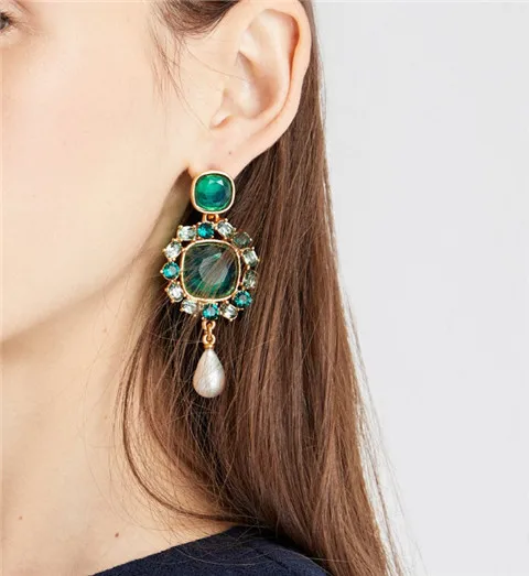 European and American foreign trade jewelry O series new crystal baroque freshwater pearl earrings in two colors
European and American foreign trade jewelry O series new crystal baroque freshwater pearl earrings in two colors