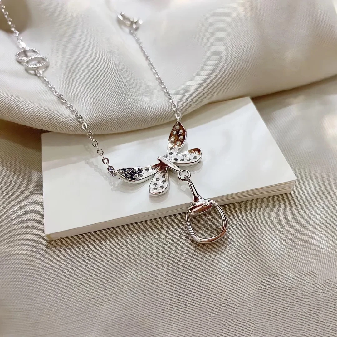 925 sterling silver logo G letter classic necklace, butterfly necklace, exquisite details and clear letters
925 sterling silver logo G letter classic necklace, butterfly necklace, exquisite details and clear letters
