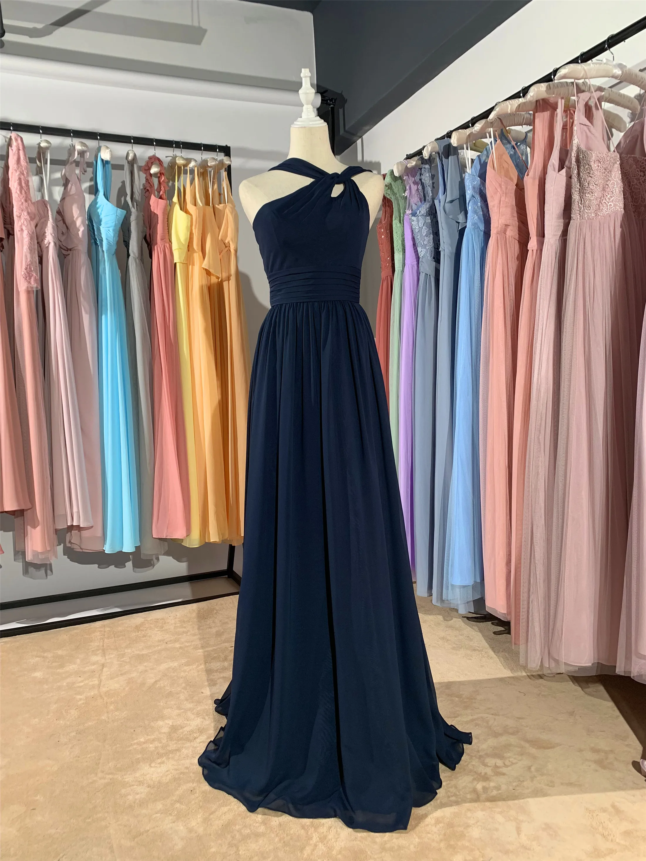 Шифоновое длинное платье для подружки невесты без рукавов темно-синего цвета
Шифоновое длинное платье для подружки невесты без рукавов темно-синего цвета