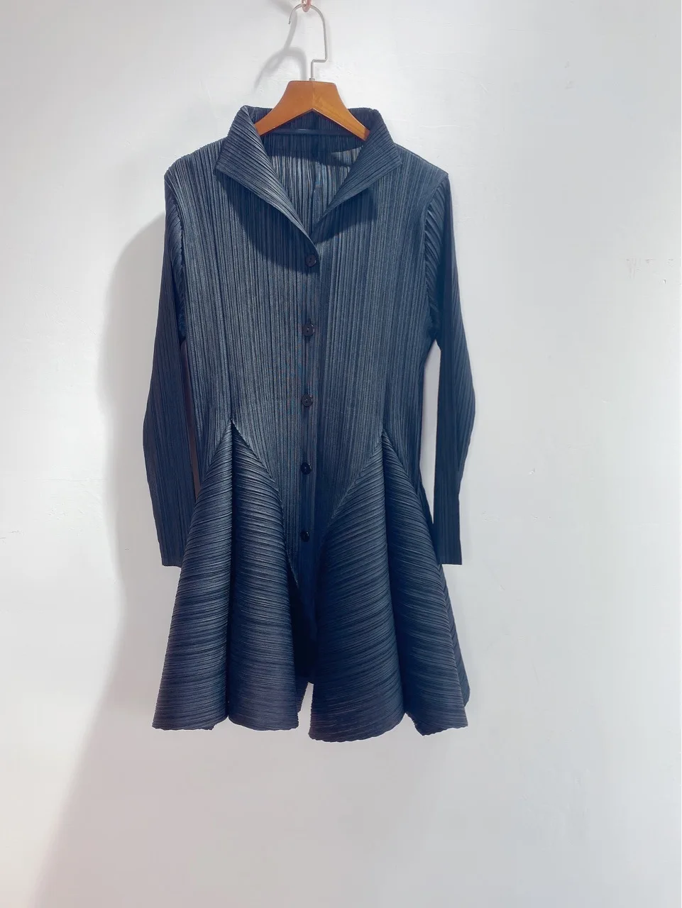 Plus Size Coat For Women 45-75kg Spring Summer Turn Down Collar Long Sleeved Single Breasted Loose Causal Miyake Pleated Coat
Plus Size Coat For Women 45-75kg Spring Summer Turn Down Collar Long Sleeved Single Breasted Loose Causal Miyake Pleated Coat