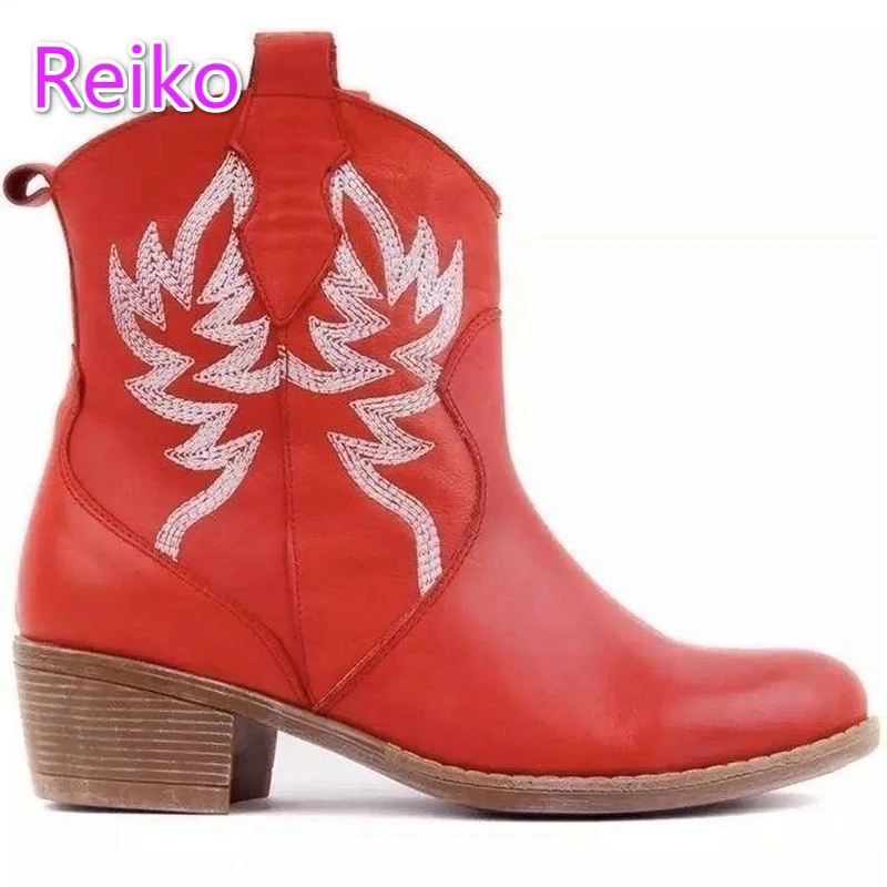 Взрывная женская обувь, в европейском и американском стиле, на толстом каблуке и большого размера, женские короткие сапоги, зима 2021
Взрывная женская обувь, в европейском и американском стиле, на толстом каблуке и большого размера, женские короткие сапоги, зима 2021