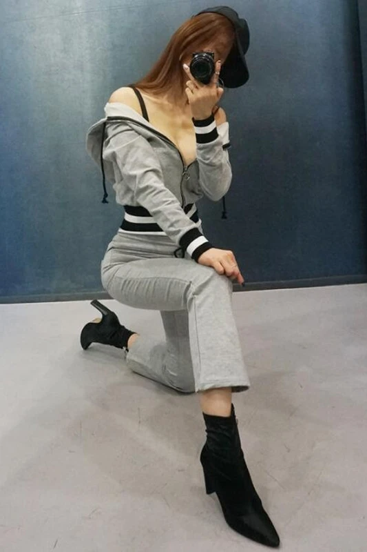 2020 Limited Full Zipper Hooded New Fashion Casual Suit Striped Slim Hoodie + Flared Pants Cotton Two-piece Female Tide
2020 Limited Full Zipper Hooded New Fashion Casual Suit Striped Slim Hoodie + Flared Pants Cotton Two-piece Female Tide
