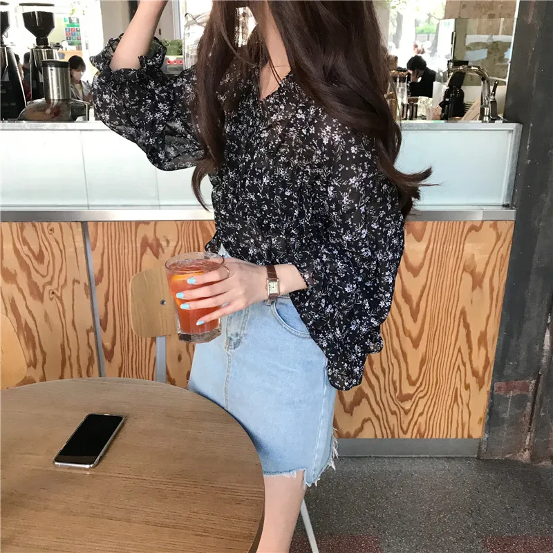 Spring Autumn New Korean Ruffles Chiffon Blouse Women Clothing Fashion Flower Print Long Sleeve V-neck Loose Shirts Hipster Tops
Spring Autumn New Korean Ruffles Chiffon Blouse Women Clothing Fashion Flower Print Long Sleeve V-neck Loose Shirts Hipster Tops