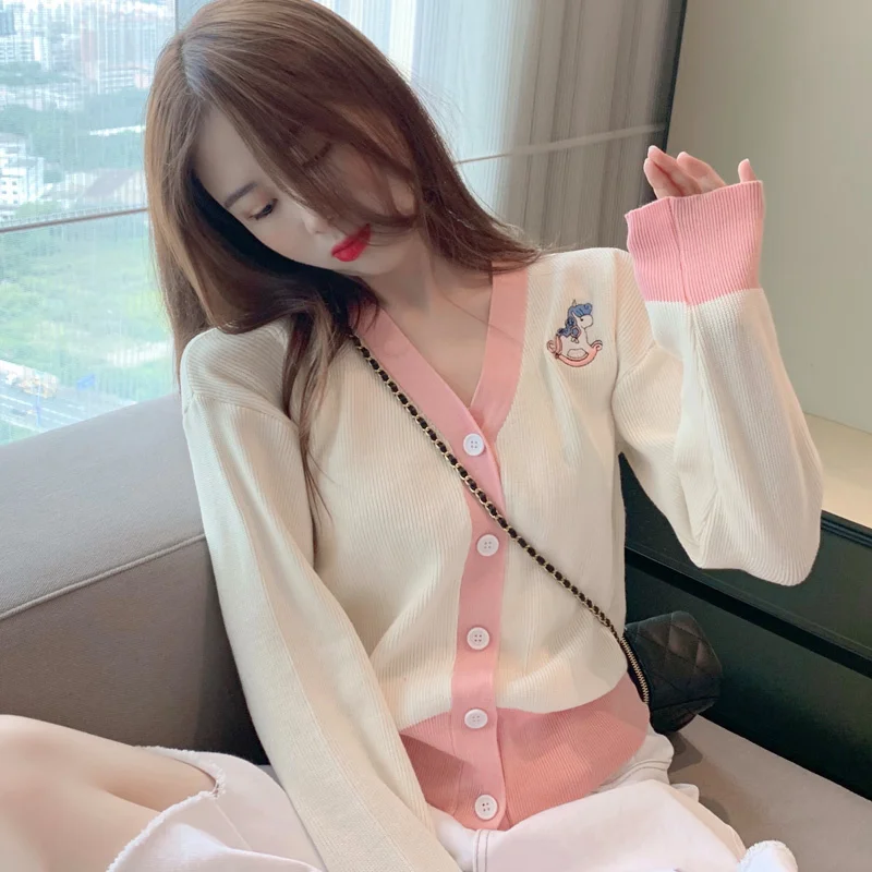 Женская Осенняя трикотажная куртка с длинным рукавом и V-образным вырезом
Женская Осенняя трикотажная куртка с длинным рукавом и V-образным вырезом