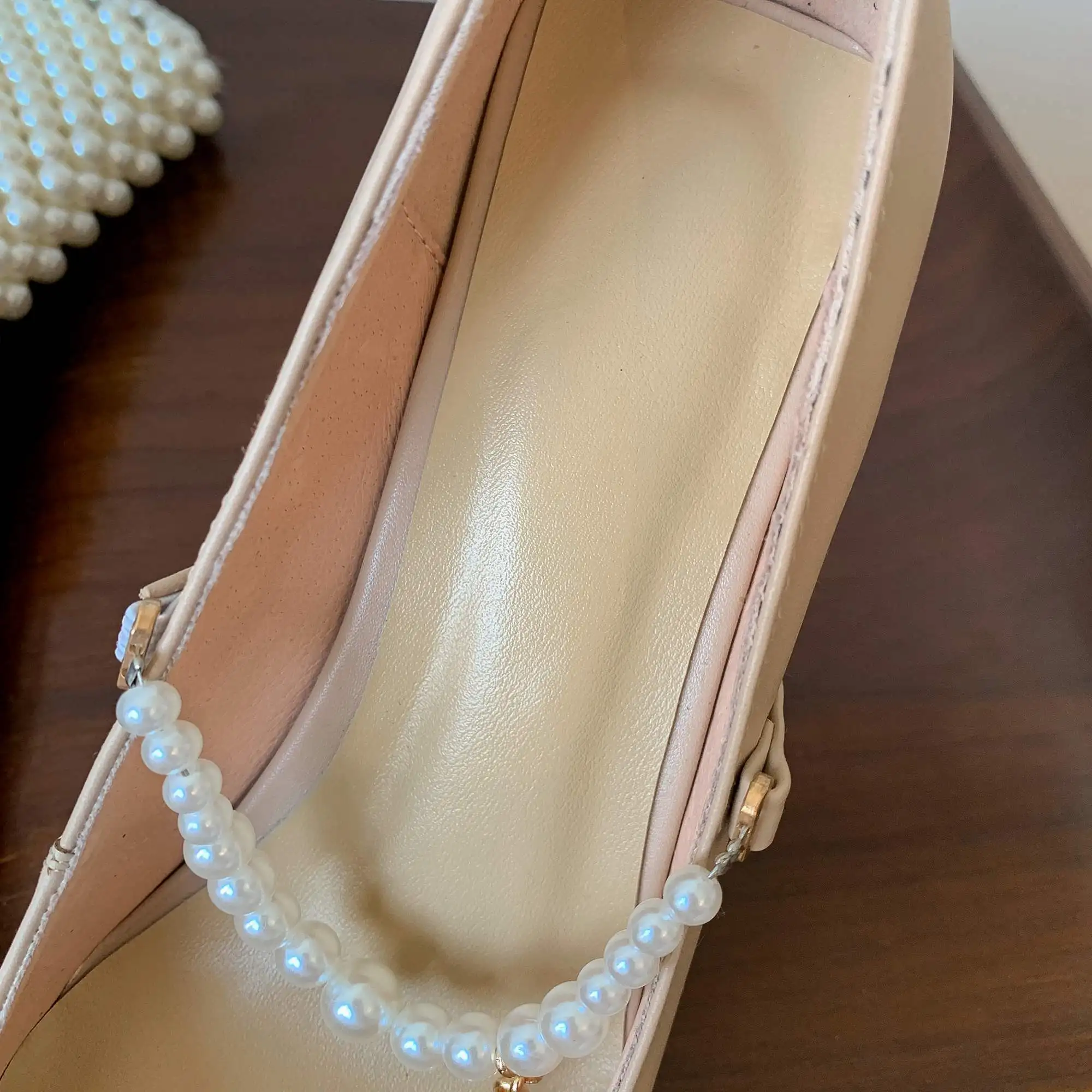 Vichelo Hot big size genuine leather pointed toe pearl beading metal fasteners solid wedding sexy mature slip on women pumps L23
Vichelo Hot big size genuine leather pointed toe pearl beading metal fasteners solid wedding sexy mature slip on women pumps L23