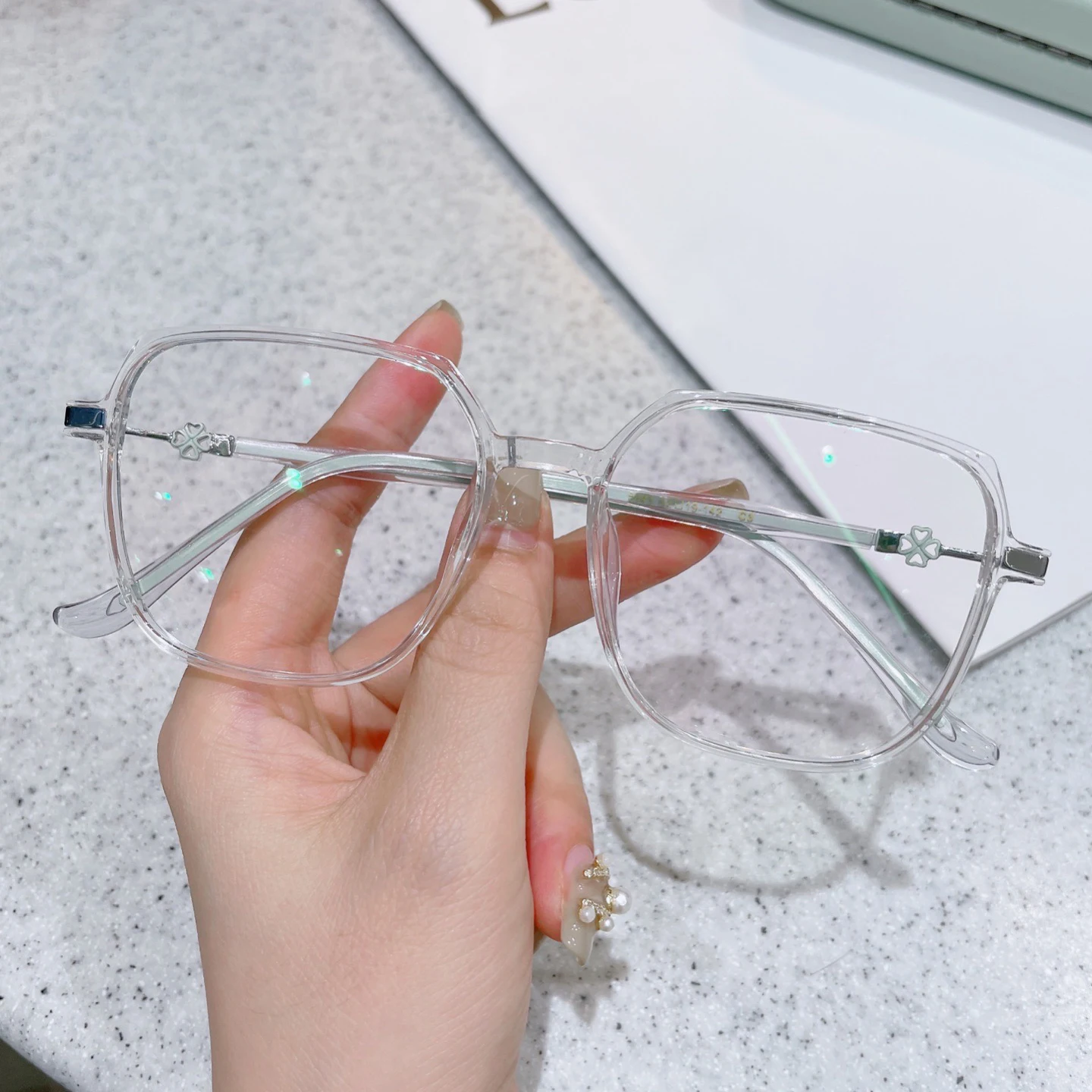 New Fashion Prescription Glasses Frame Ultra Light Retro Polygon Men's And Women's Same Popular Glasses
New Fashion Prescription Glasses Frame Ultra Light Retro Polygon Men's And Women's Same Popular Glasses