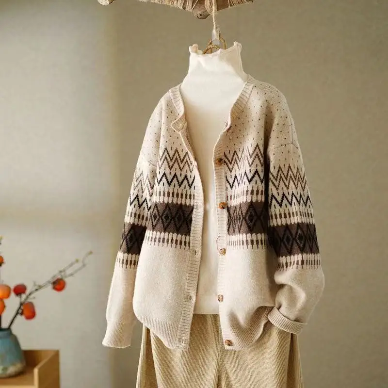 Retro jacquard knitted cardigan women's spring and autumn loose outer wear lazy style 2022 new wild round neck sweater jacket
Retro jacquard knitted cardigan women's spring and autumn loose outer wear lazy style 2022 new wild round neck sweater jacket