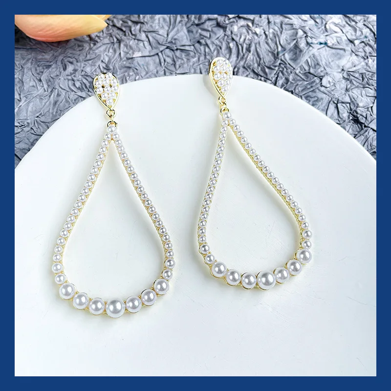 The New Creative Pearl Fashion Earrings For Women Bohemia Long Section Alloy Inlaid Pearl Personality Earrings 2021
The New Creative Pearl Fashion Earrings For Women Bohemia Long Section Alloy Inlaid Pearl Personality Earrings 2021