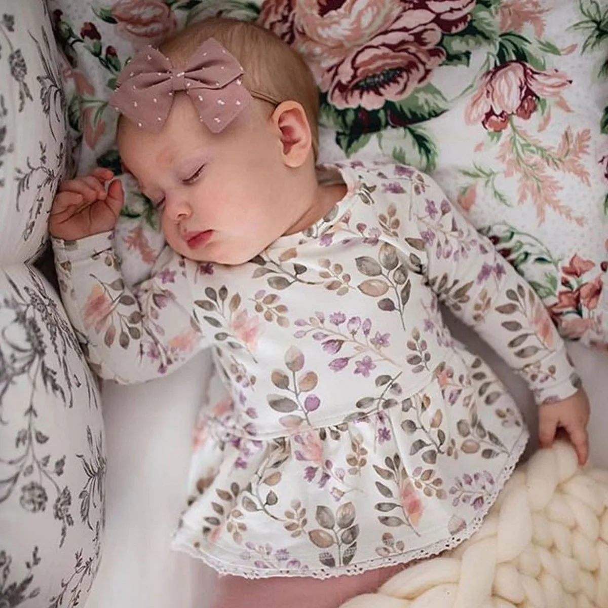 Fashion cute 2pcs/set Kids Girl Clothes Outfits Pink Green Suit Print Long sleeve Top Shirt + Ruffles Pants baby girl's clothes
Fashion cute 2pcs/set Kids Girl Clothes Outfits Pink Green Suit Print Long sleeve Top Shirt + Ruffles Pants baby girl's clothes