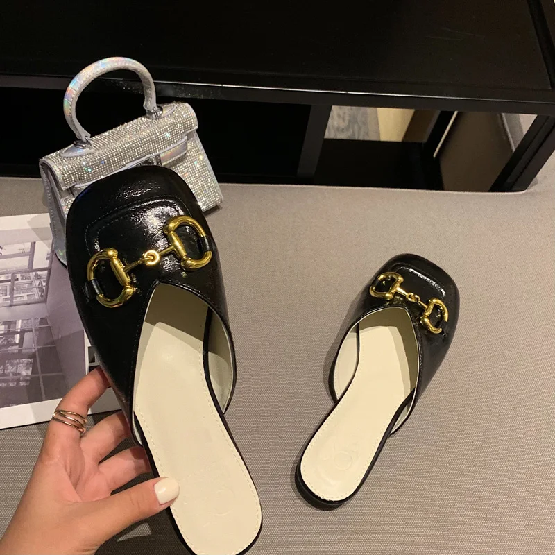 Summer cute Korean style thick heel European and American slippers Baotou metal half-drag female sandals
Summer cute Korean style thick heel European and American slippers Baotou metal half-drag female sandals