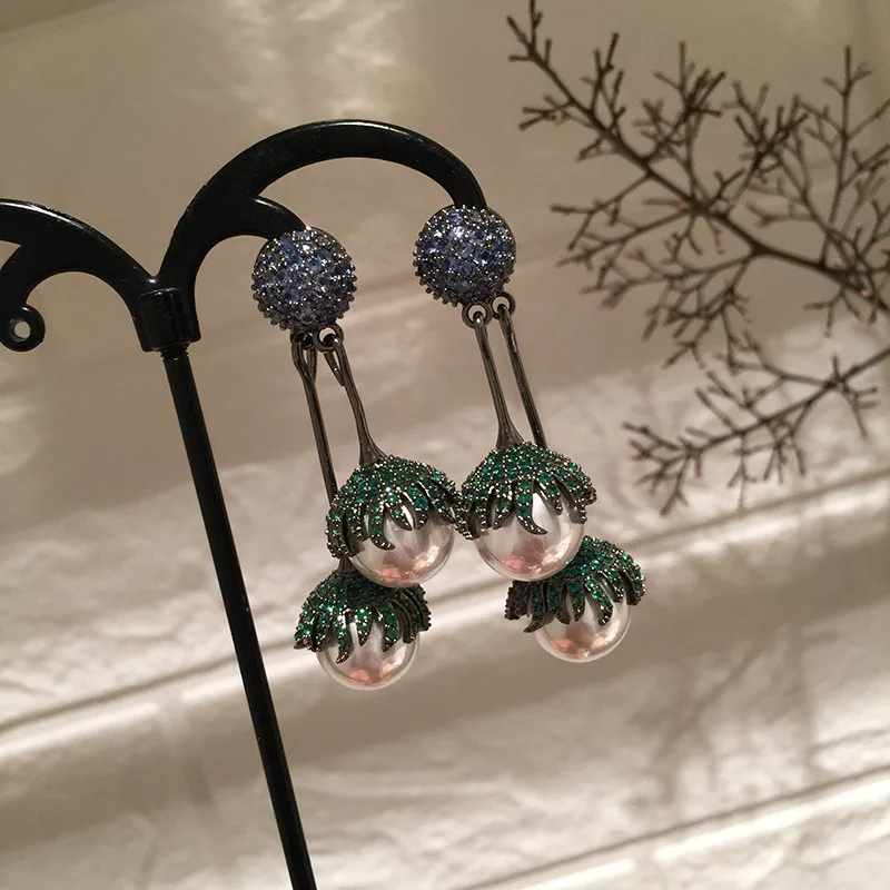 Green Leaf Pearl Ball Earrings
Green Leaf Pearl Ball Earrings