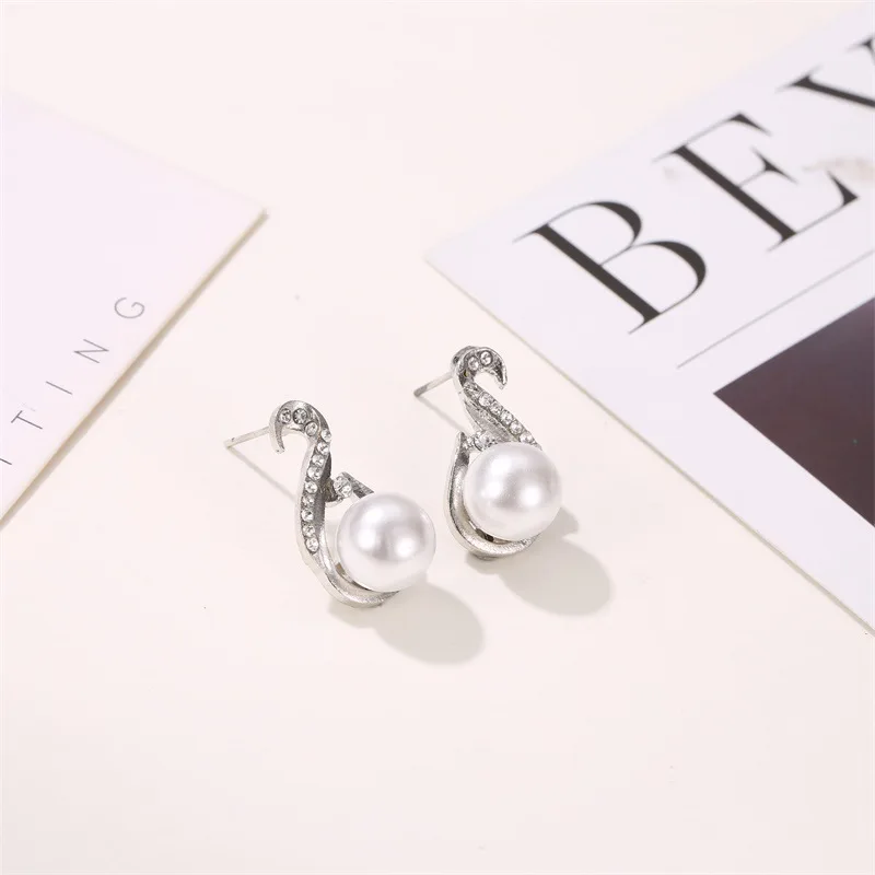 Fashion temperament pearl crystal pendant necklace earrings two sets of ladies drop pendant earrings pearl necklace jewelry sets
Fashion temperament pearl crystal pendant necklace earrings two sets of ladies drop pendant earrings pearl necklace jewelry sets