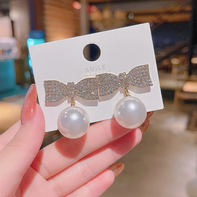 Fashion Simulated Pearl Zircon Bow Stud Earrings For Women Korean Style 925 Silver Needle Gold Color Earrings Jewelry Gift New
Fashion Simulated Pearl Zircon Bow Stud Earrings For Women Korean Style 925 Silver Needle Gold Color Earrings Jewelry Gift New