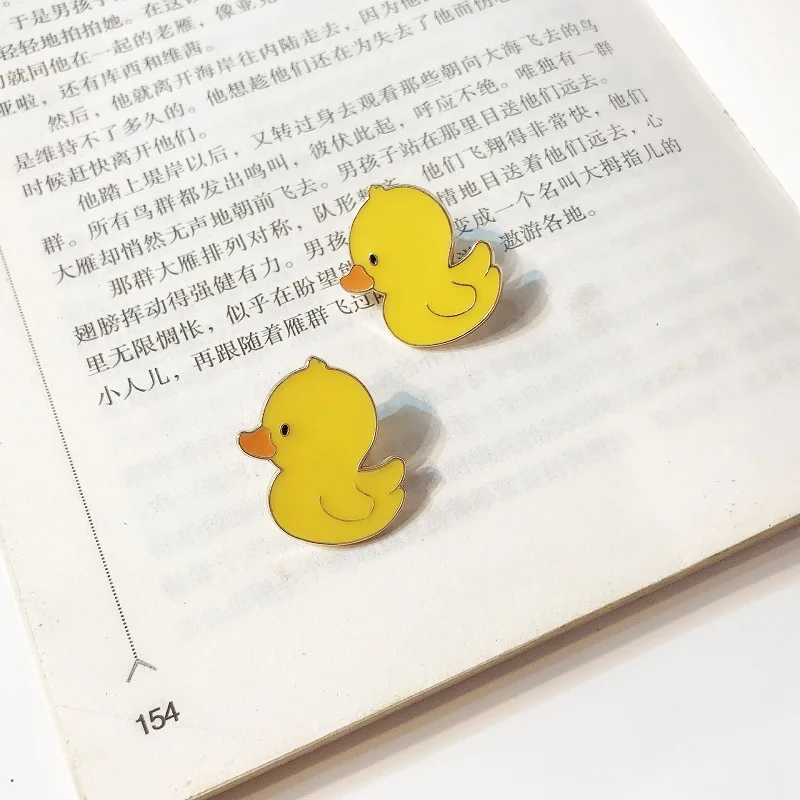 Popular cartoon little yellow duck brooch, collar, hat, clothing, accessories, corsage, collar flower Student bag decoration
Popular cartoon little yellow duck brooch, collar, hat, clothing, accessories, corsage, collar flower Student bag decoration