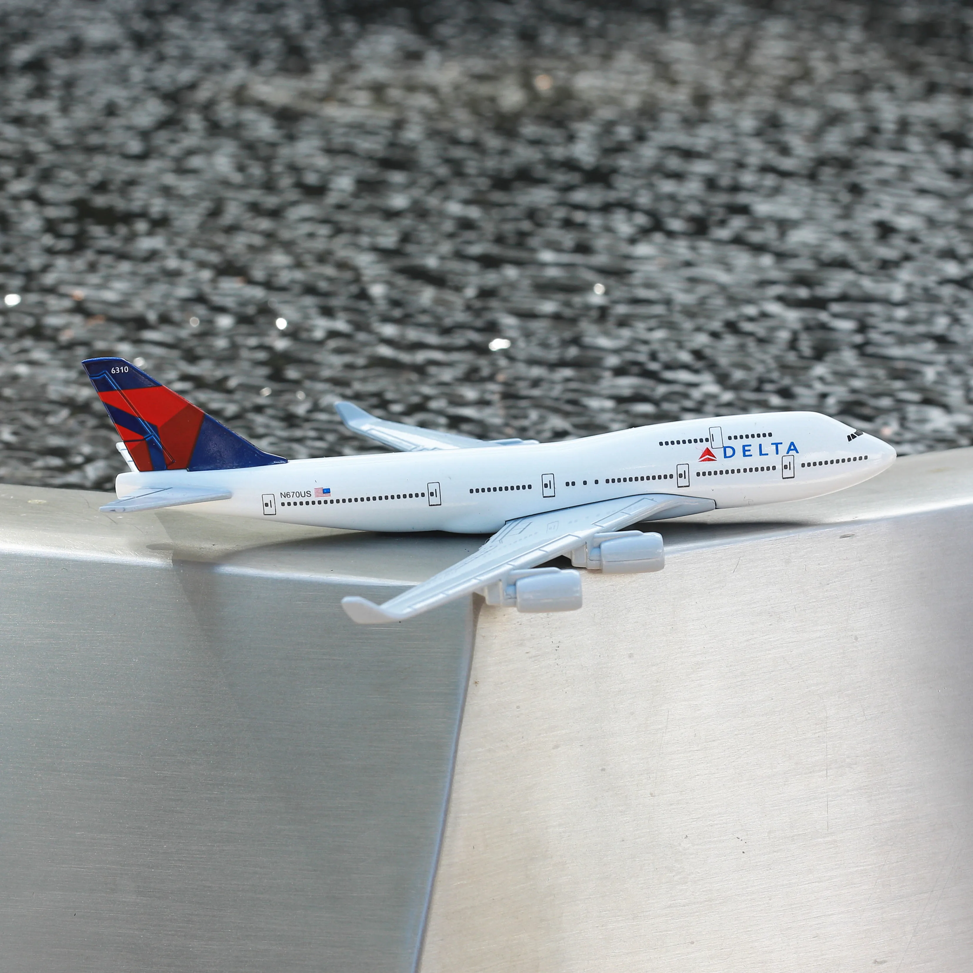 Delta Airlines B747 Aircraft Alloy Diecast Model 15cm World Aviation Collectible Miniature Souvenir Ornament
Delta Airlines B747 Aircraft Alloy Diecast Model 15cm World Aviation Collectible Miniature Souvenir Ornament