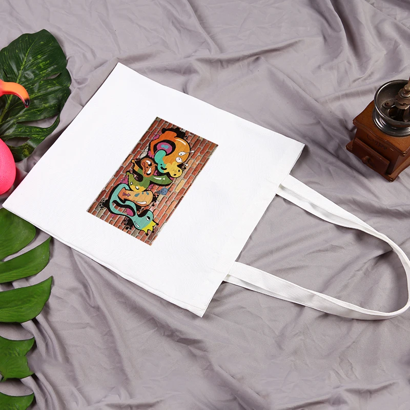 Graffiti creation shopping bag street simple printing leisure campus vacation bag 2021 summer new shoulder lunch bag
Graffiti creation shopping bag street simple printing leisure campus vacation bag 2021 summer new shoulder lunch bag