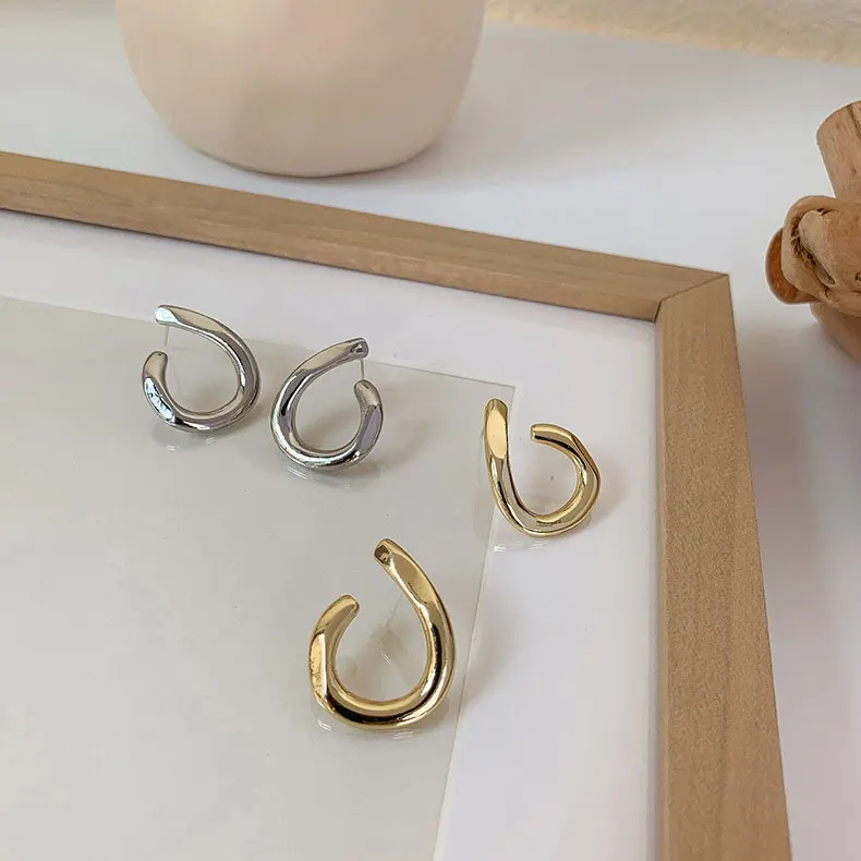 XiaoboACC 2021 New Fashion Women's Earrings 925 Silver Needle Curved Geometric Stud Earrings Jewelry Accessories
XiaoboACC 2021 New Fashion Women's Earrings 925 Silver Needle Curved Geometric Stud Earrings Jewelry Accessories