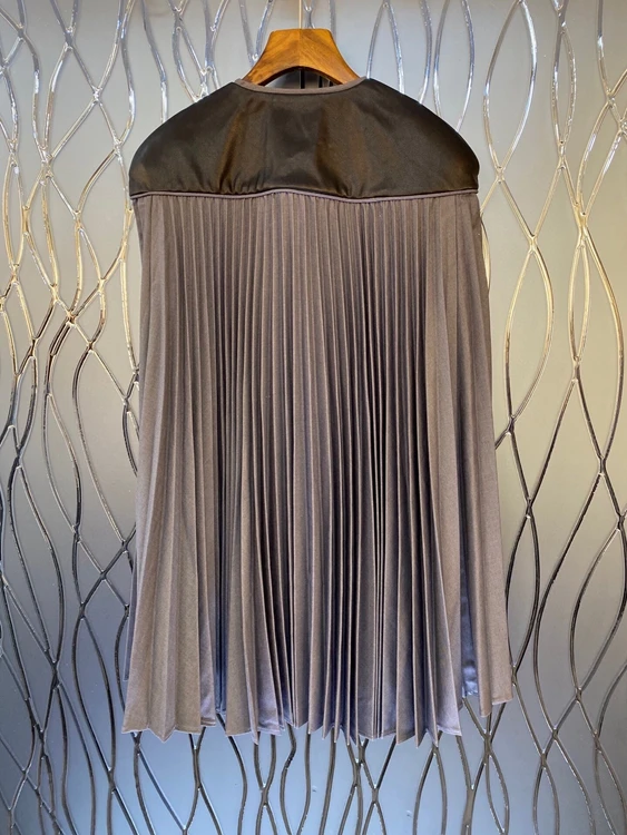 2021 early spring new fashion women's round neck color matching stitching pleated decoration loose long cloak top 106
2021 early spring new fashion women's round neck color matching stitching pleated decoration loose long cloak top 106