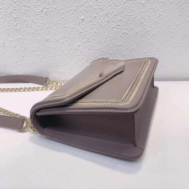 Spring/Summer 2021 New Small Square Bag Inlaid With Iron Chain Leather Rimmed Female Tofu Bag Shoulder Crossbody Gray
Spring/Summer 2021 New Small Square Bag Inlaid With Iron Chain Leather Rimmed Female Tofu Bag Shoulder Crossbody Gray