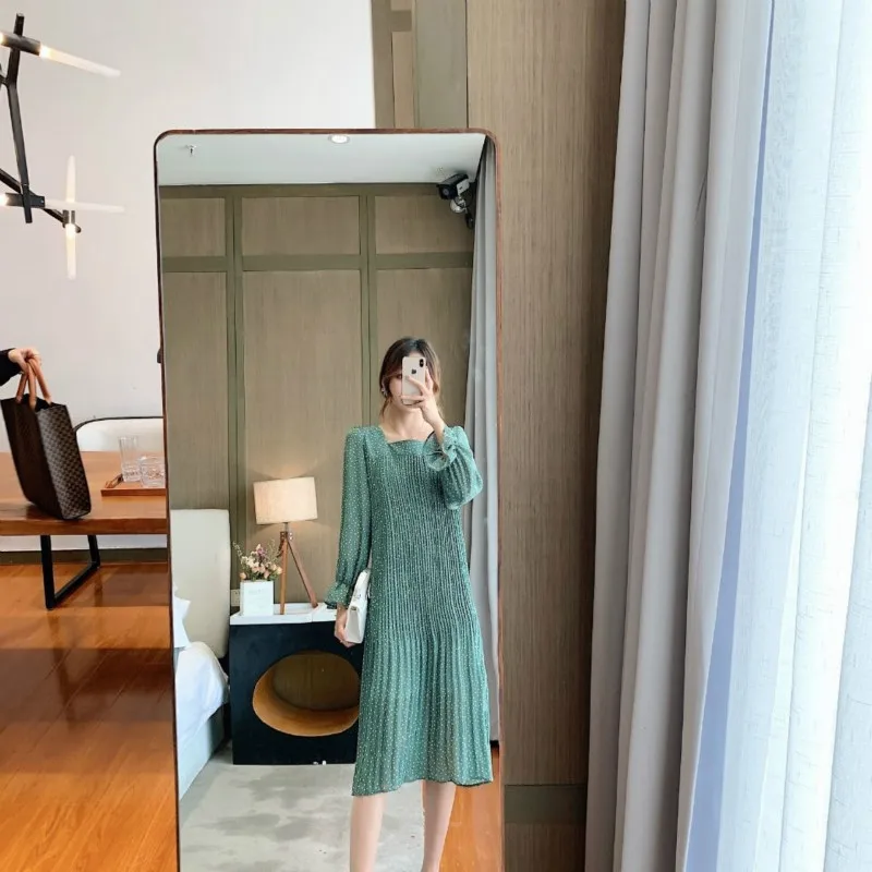 2021 Spring and Autumn New Fashion Style Sweet Square Neck Elegant Chiffon Polka Dot Loose Pleated Mid-length Dresses Y223
2021 Spring and Autumn New Fashion Style Sweet Square Neck Elegant Chiffon Polka Dot Loose Pleated Mid-length Dresses Y223
