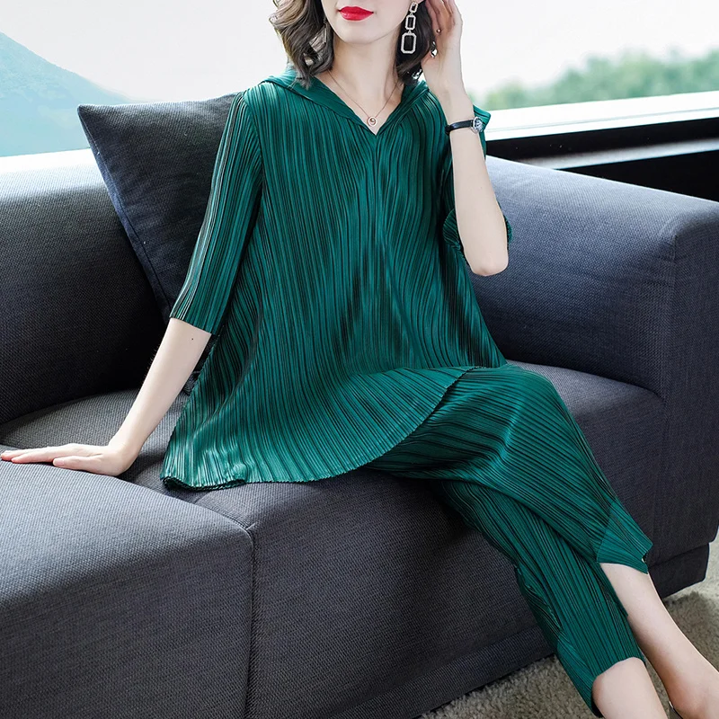 Autumn Loose Casual Temperament Large Size miyak Pleated Suit Women's Clothing Two Piece Set Pleats hoodie + elegant pants suit
Autumn Loose Casual Temperament Large Size miyak Pleated Suit Women's Clothing Two Piece Set Pleats hoodie + elegant pants suit