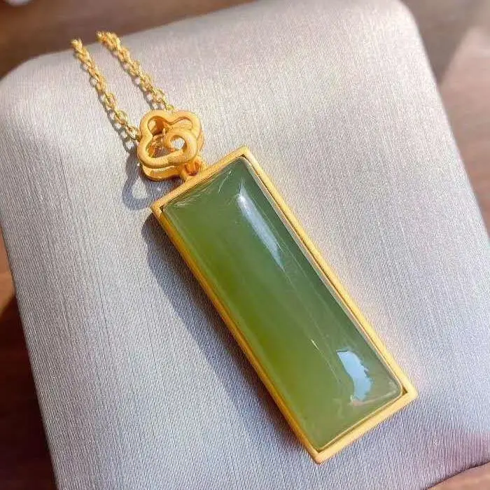 Женский кулон с нефритом, серебро 925 пробы, весна-лето 
Женский кулон с нефритом, серебро 925 пробы, весна-лето