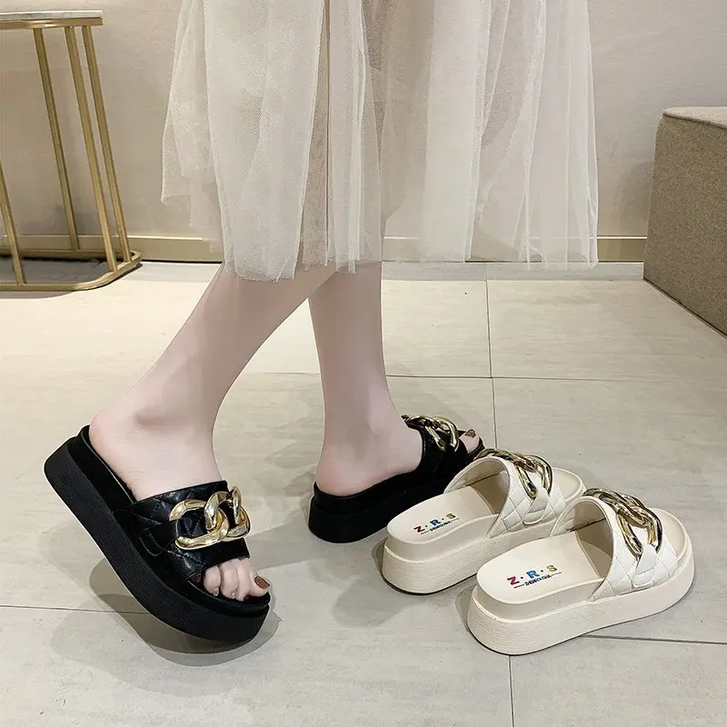 Rivet Beach Shoes Slippers Flat Platform Slipers Women Luxury Slides Med Sabot 2021 Soft Designer PU Fabric Metal Decoration Rub
Rivet Beach Shoes Slippers Flat Platform Slipers Women Luxury Slides Med Sabot 2021 Soft Designer PU Fabric Metal Decoration Rub