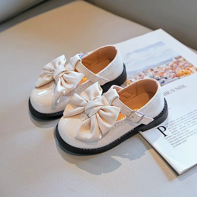 Girls shoes Kids Sandals Princess Shoes for Girls Flower Bowknot Bright leather Shoes Children Chaussure Scarpa schoen
Girls shoes Kids Sandals Princess Shoes for Girls Flower Bowknot Bright leather Shoes Children Chaussure Scarpa schoen